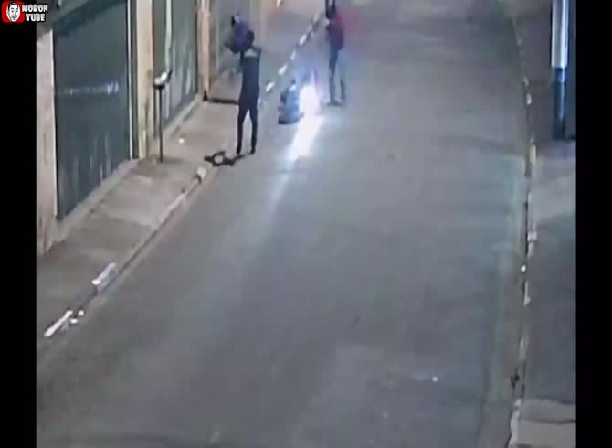 Video :They attempt to rob the incorrect man